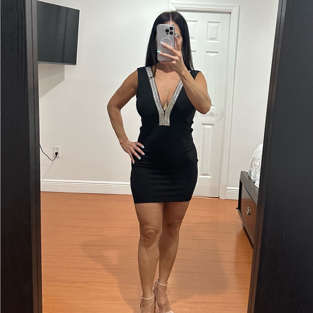 Chic Black V-Neck Mini Dress